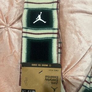 NWT MENS JORDAN ESSENTIAL PLAID CREW SOCKS Black/Varsity Red/Gorge Green